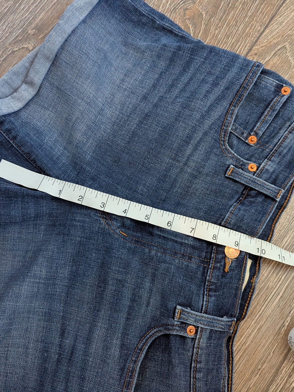 Levi's Mid Length Denim Shorts Size 31 Medium Wash Roll Hem - Picture 4 of 9